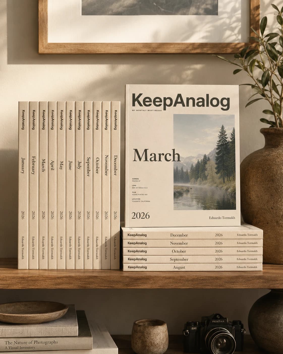 Estantería con las ediciones mensuales KeepAnalog 2026.