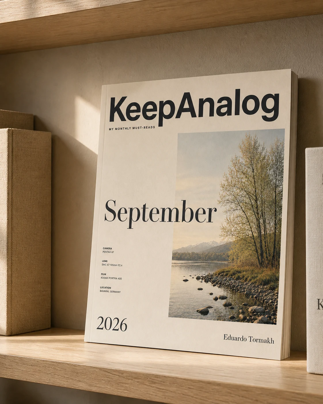 La edición de septiembre de KeepAnalog, apoyada en un estante de madera clara.